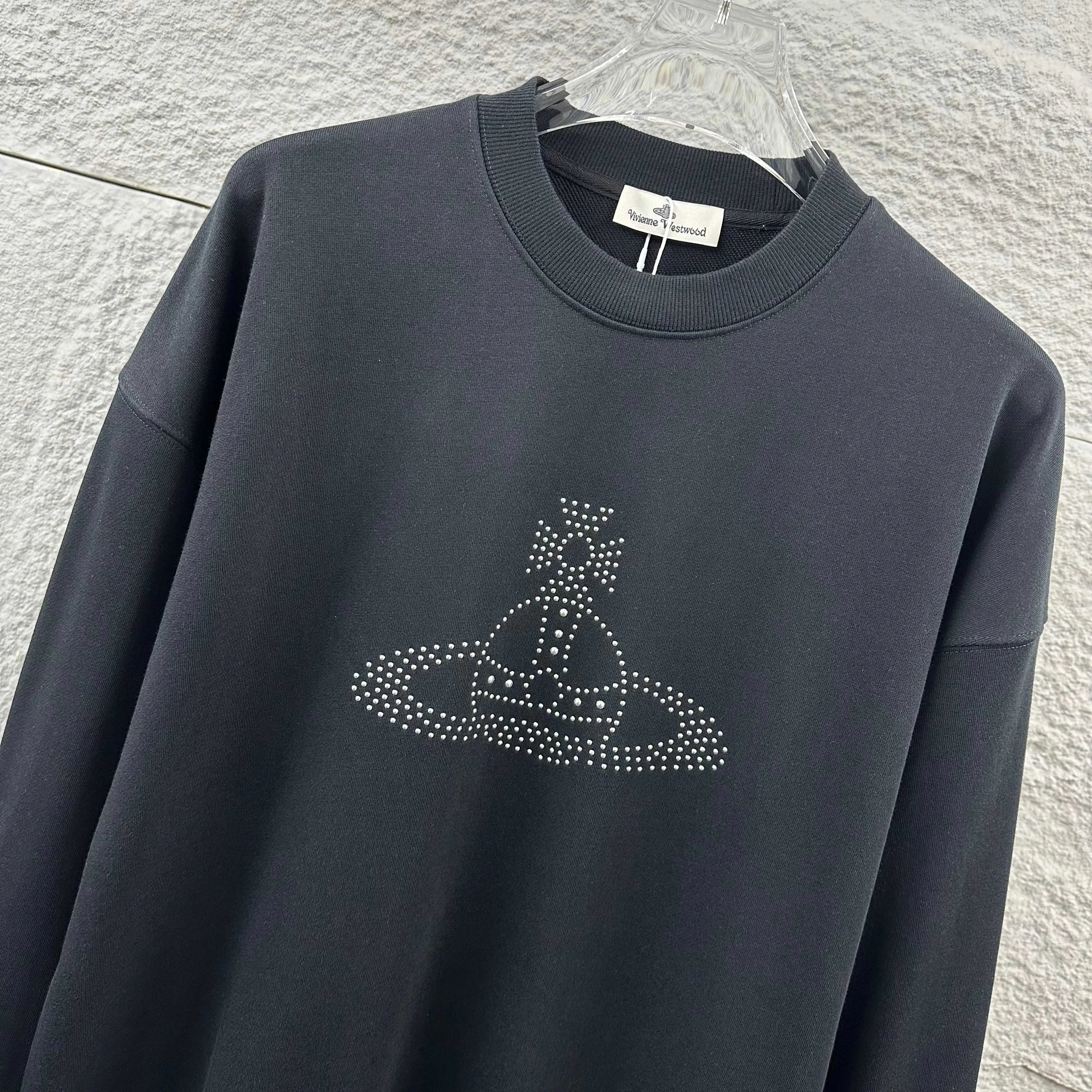 Vivienne 'Westwood' 2026 Early Autumn and Winter New Arrival Classic Letter Totem Three-dimensional Ironing Beading Technology Customized Terry Fabric Long-Sleeved Round Neck Sweatshirt Men and Women Same Style Color: Black White Size: S (90-130 pounds) M (120-150 pounds) L (140-165 pounds) XL (160-180 pounds) XXL (180 pounds)